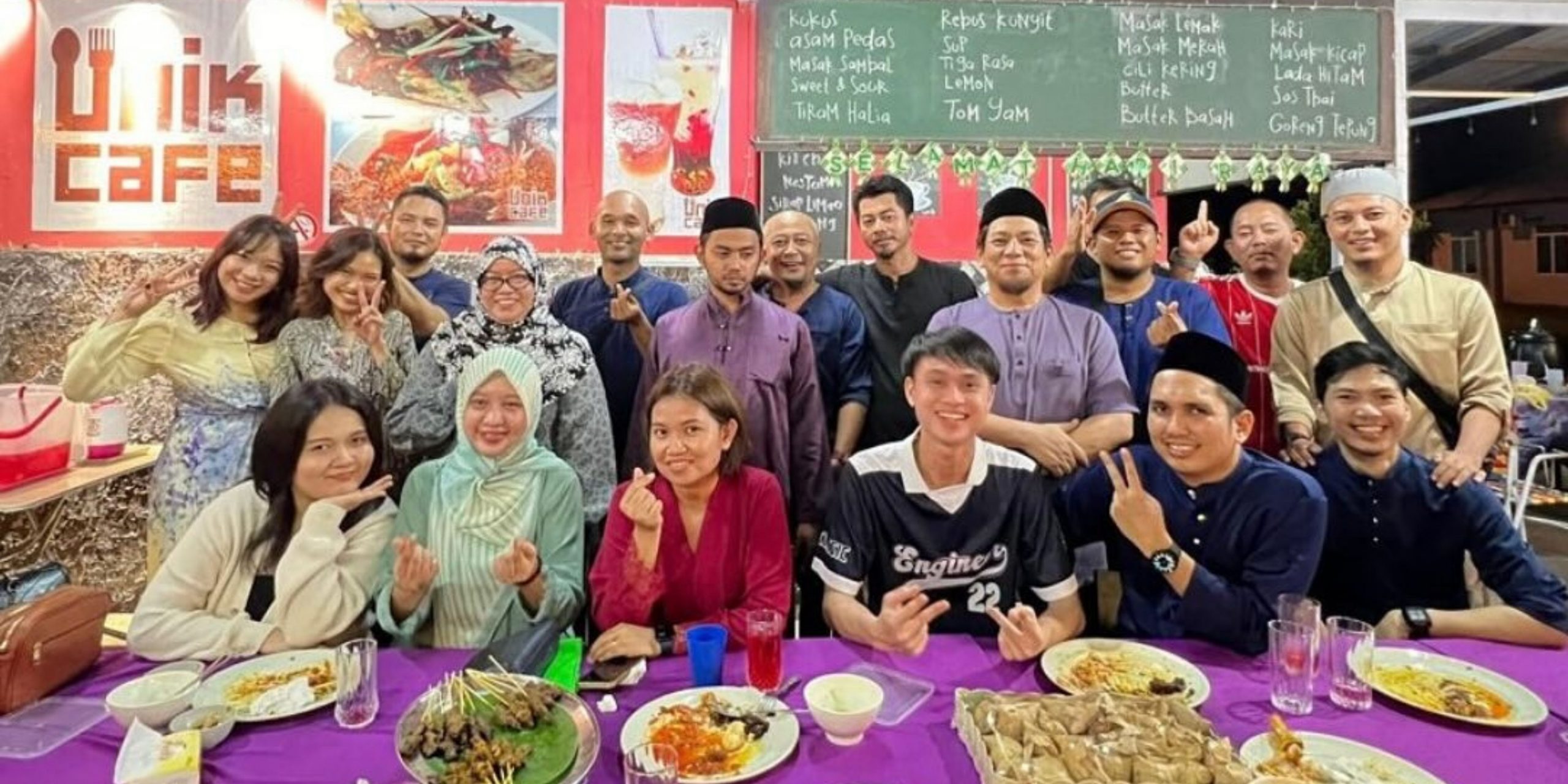 Raya Aidilfitri gathering with the PETRONAS Chemical Fertilizer personnel at one of many open air cafes in Sipitang Sabah, the Unik Cafe.